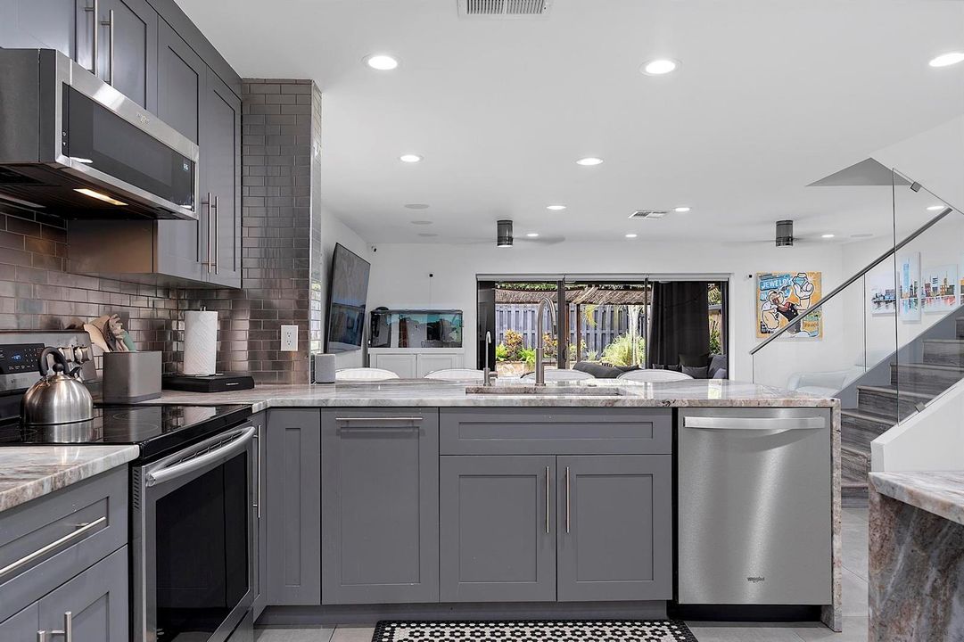 9184 NW 44 St Sunrise, Fl 33351 - - 012