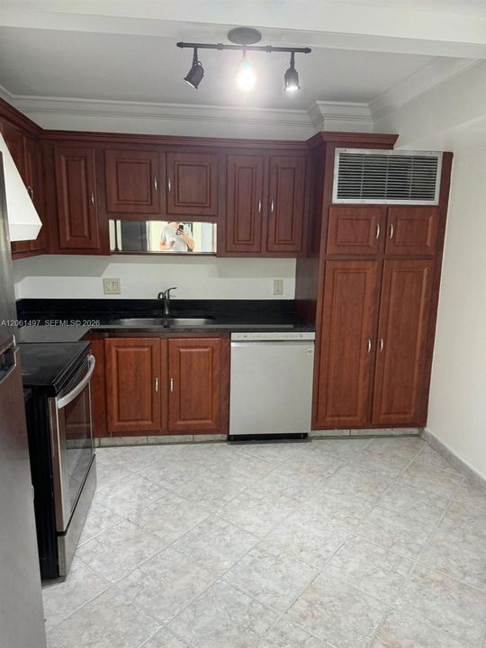 На продажу: $299,000 (2 спален, 2 ванн, 1220 Квадратных фут)