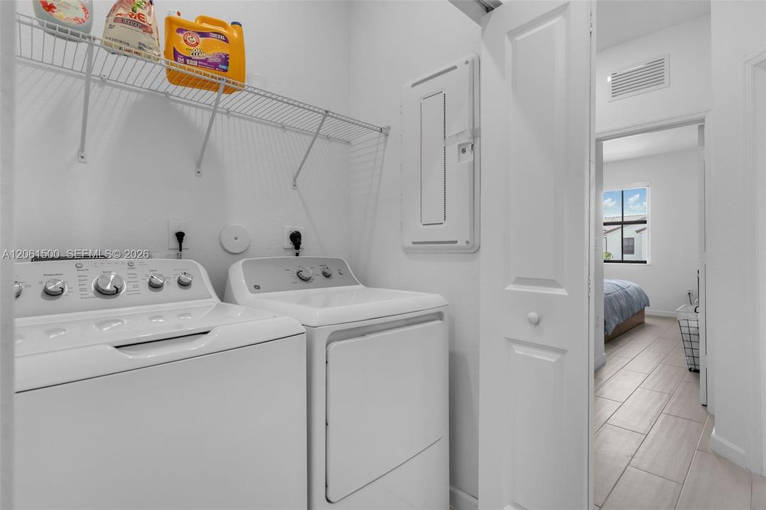 For Sale: $560,000 (3 beds, 2 baths, 1827 Square Feet)