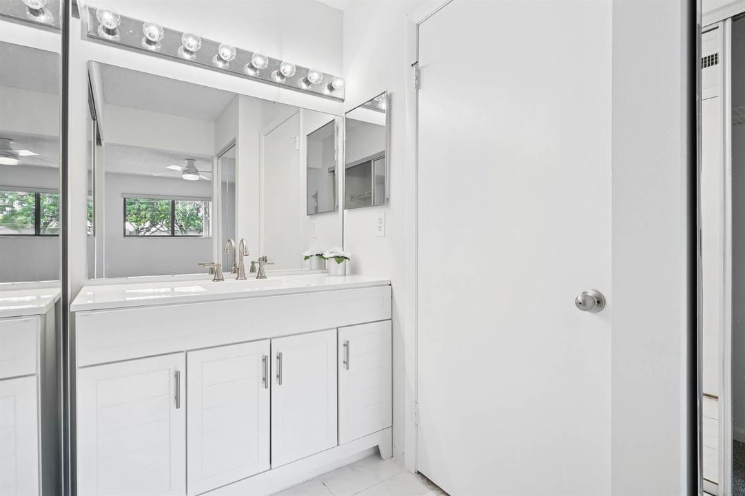 Mast Vanity