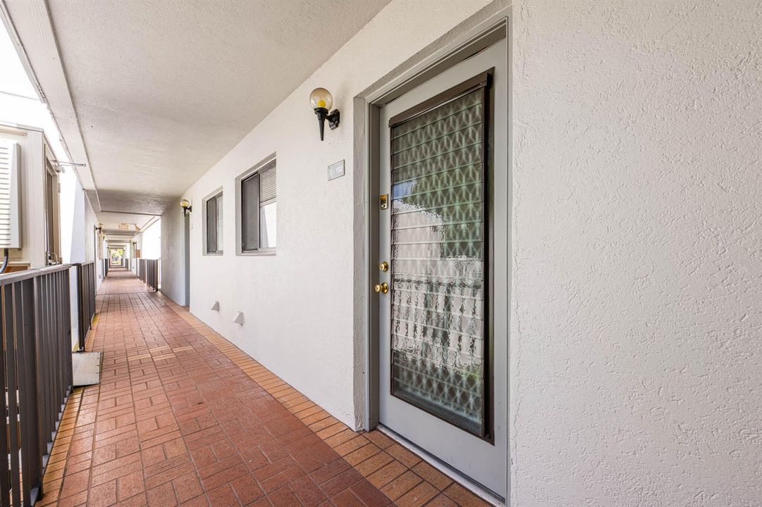 3[1] Lift at door