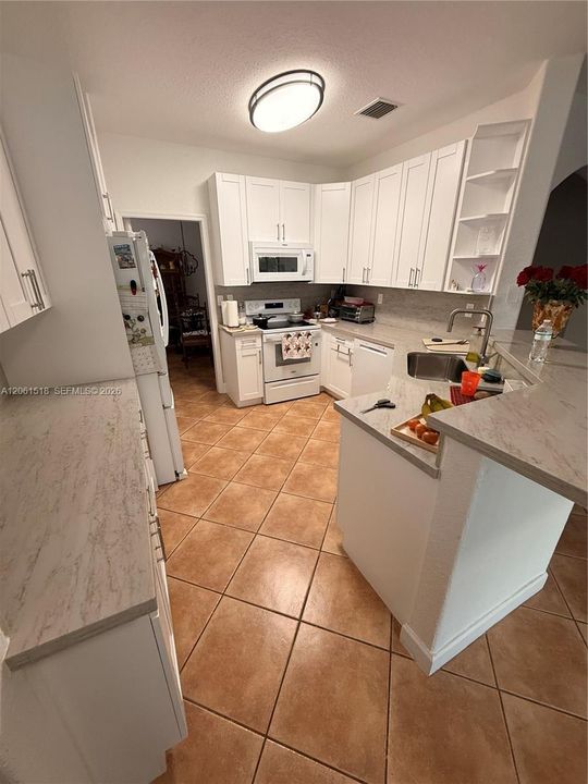 En Venta: $779,900 (3 camas, 2 baños, 2229 Pies cuadrados)