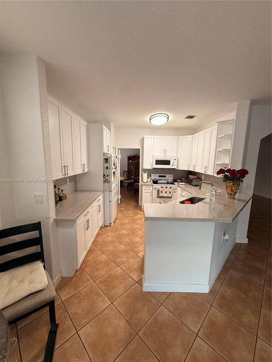 En Venta: $779,900 (3 camas, 2 baños, 2229 Pies cuadrados)