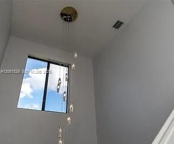 En Renta: $4,000 (5 camas, 4 baños, 2048 Pies cuadrados)