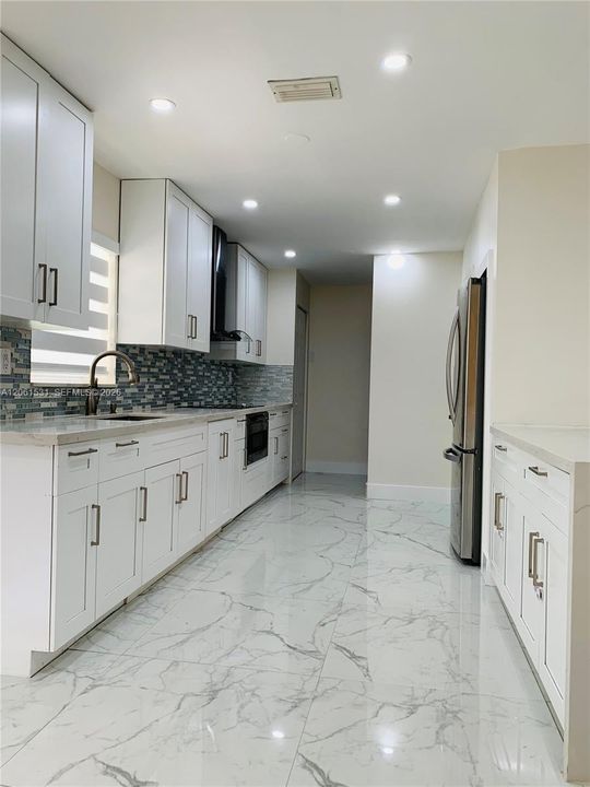 В аренду: $3,399 (3 спален, 1 ванн, 1025 Квадратных фут)
