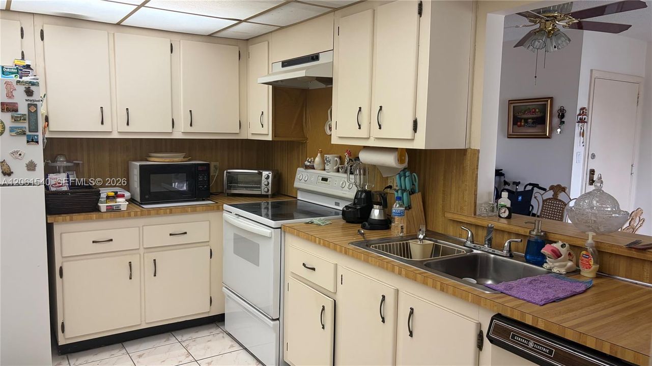 For Sale: $300,000 (2 beds, 2 baths, 1200 Square Feet)