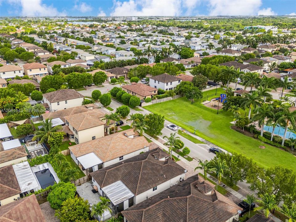 На продажу: $565,000 (4 спален, 2 ванн, 1834 Квадратных фут)