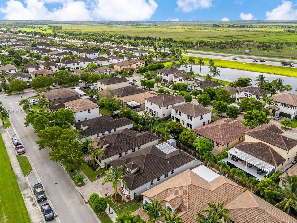 На продажу: $565,000 (4 спален, 2 ванн, 1834 Квадратных фут)
