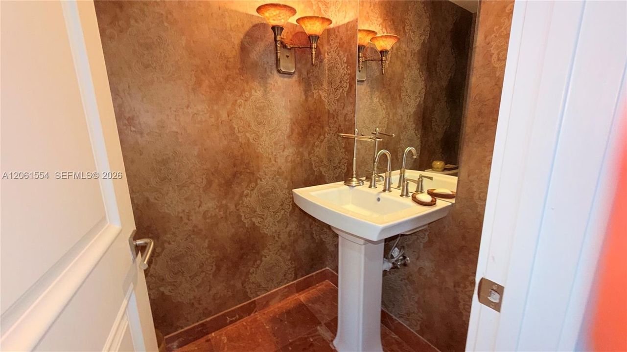 For Sale: $1,400,000 (2 beds, 2 baths, 1640 Square Feet)