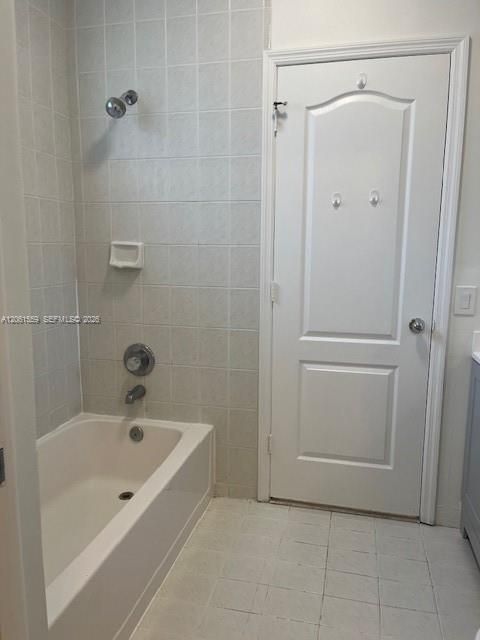 Full Bathroom - Connects with two Bedrooms