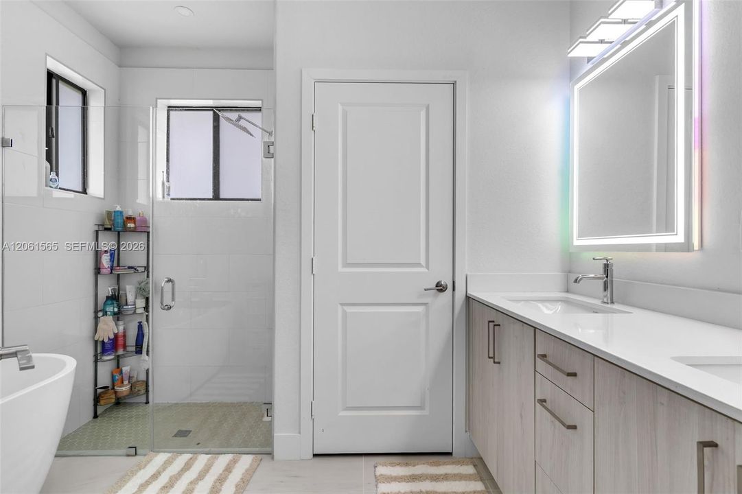 En Venta: $765,000 (5 camas, 3 baños, 2066 Pies cuadrados)