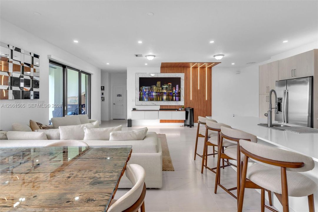 En Venta: $765,000 (5 camas, 3 baños, 2066 Pies cuadrados)