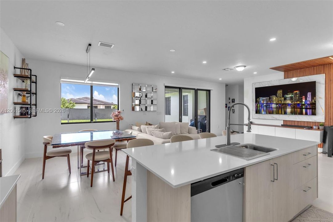 En Venta: $765,000 (5 camas, 3 baños, 2066 Pies cuadrados)
