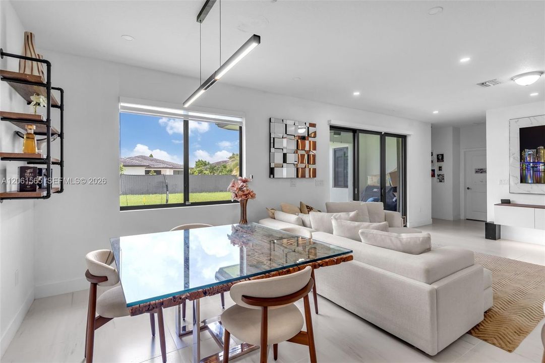 En Venta: $765,000 (5 camas, 3 baños, 2066 Pies cuadrados)