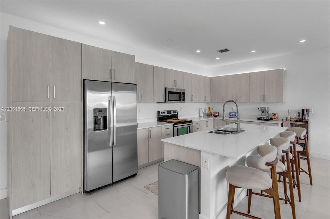 En Venta: $765,000 (5 camas, 3 baños, 2066 Pies cuadrados)