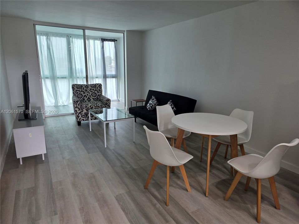 На продажу: $119,900 (1 спален, 1 ванн, 640 Квадратных фут)