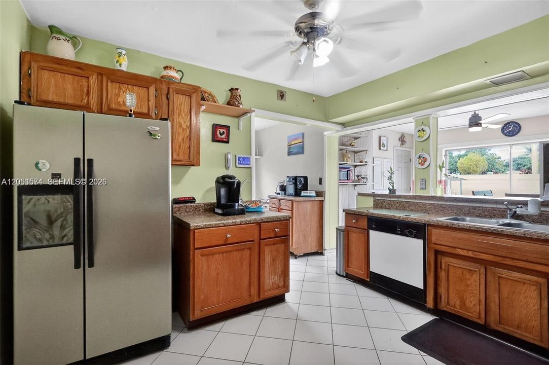 En Venta: $635,000 (4 camas, 2 baños, 2693 Pies cuadrados)