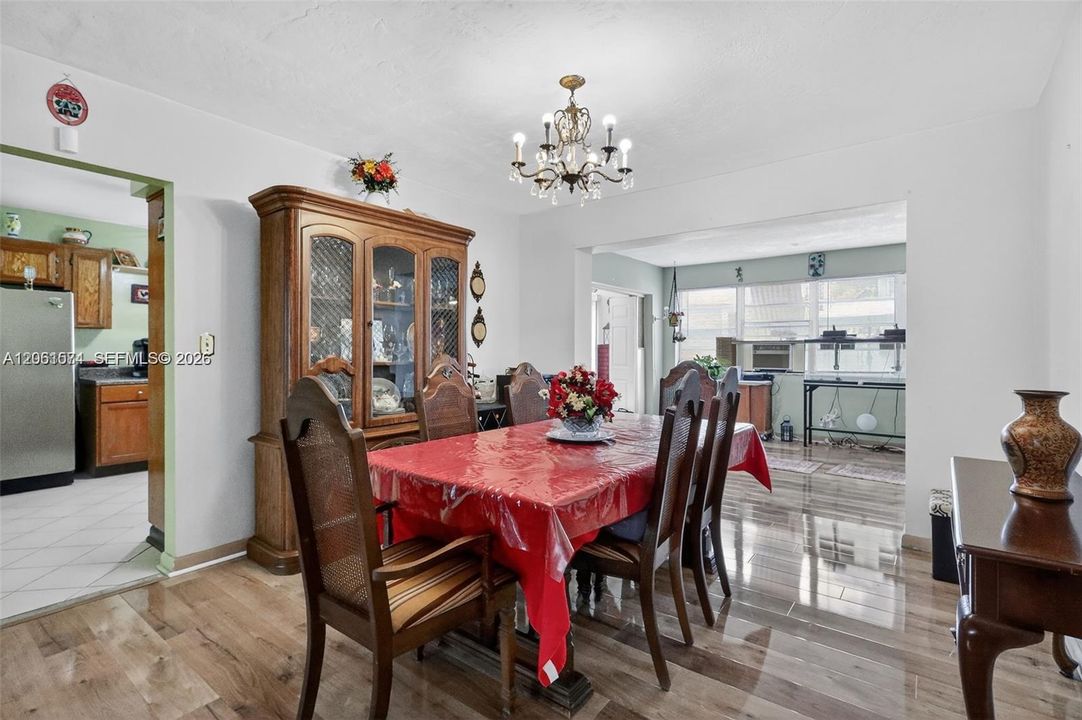 En Venta: $635,000 (4 camas, 2 baños, 2693 Pies cuadrados)