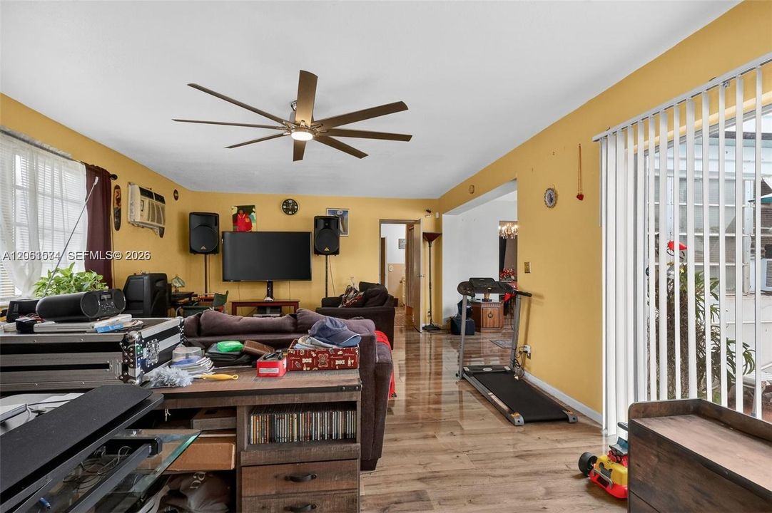 En Venta: $635,000 (4 camas, 2 baños, 2693 Pies cuadrados)