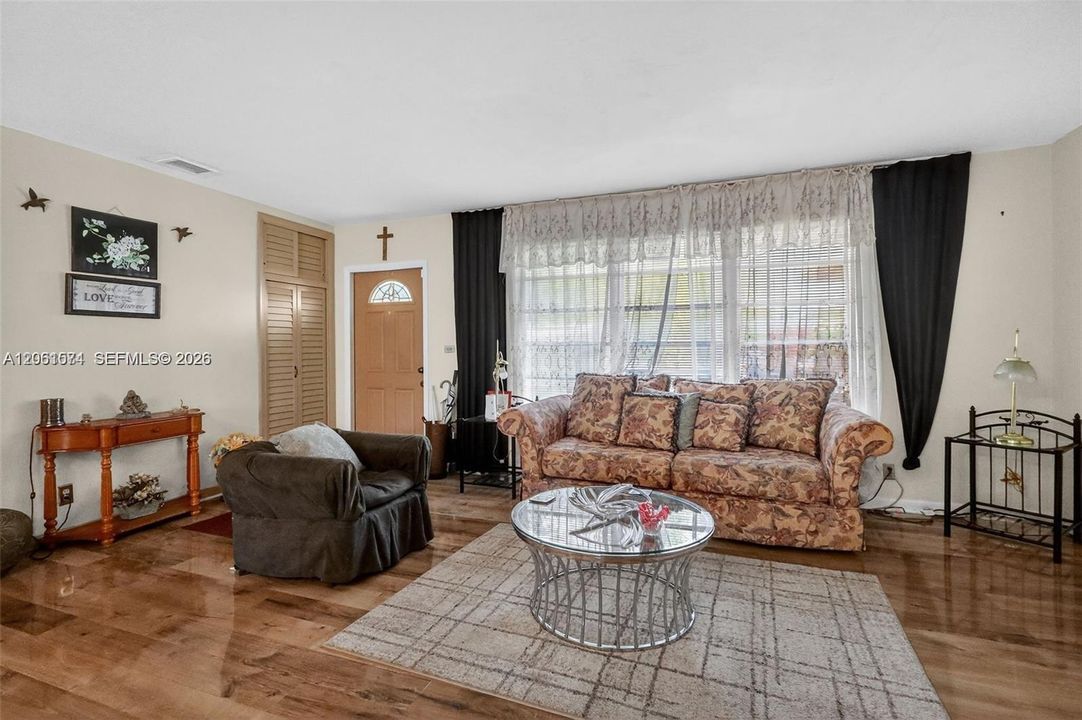 En Venta: $635,000 (4 camas, 2 baños, 2693 Pies cuadrados)