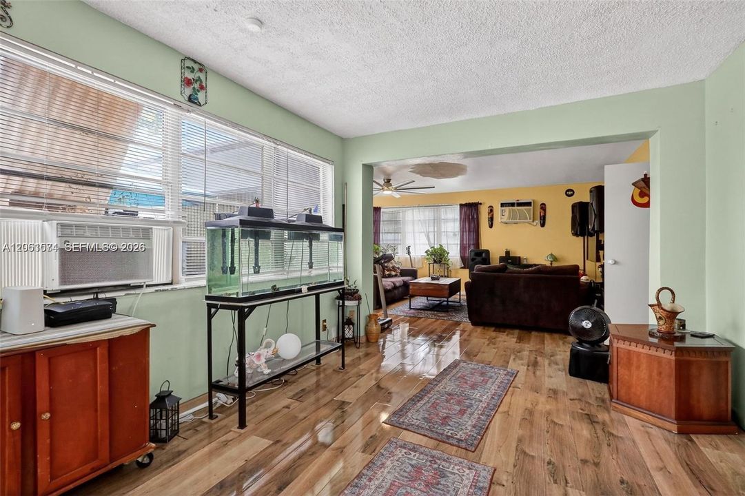 En Venta: $635,000 (4 camas, 2 baños, 2693 Pies cuadrados)