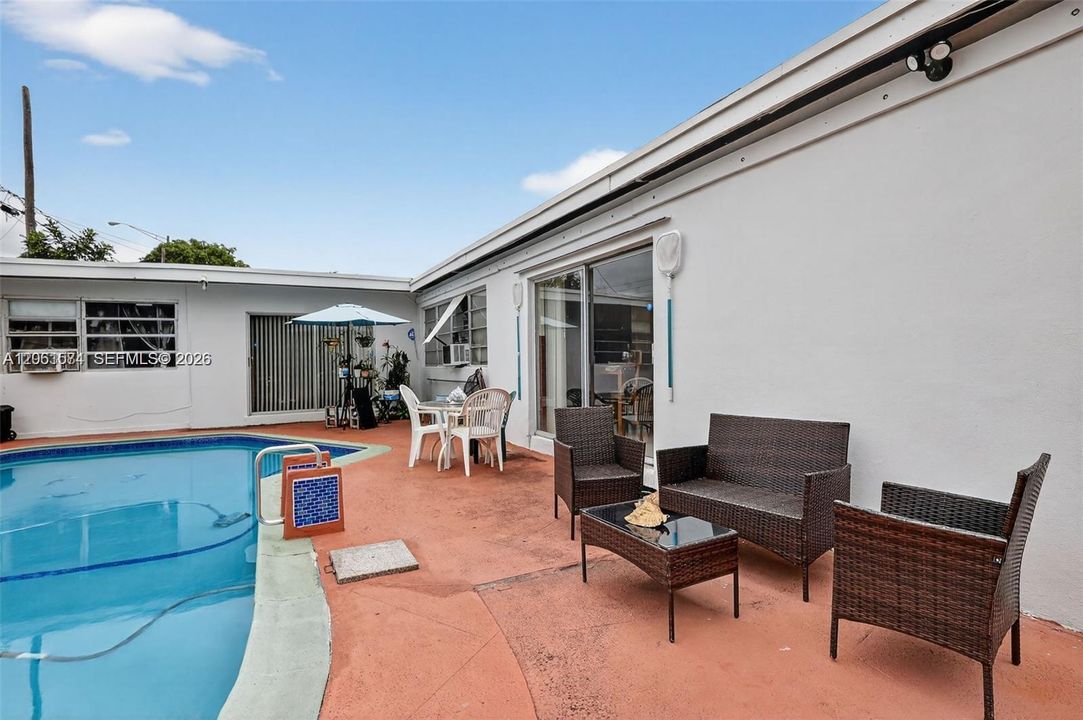 En Venta: $635,000 (4 camas, 2 baños, 2693 Pies cuadrados)