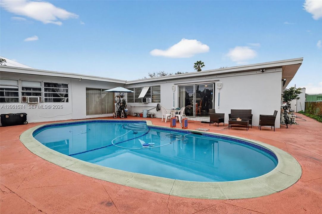 En Venta: $635,000 (4 camas, 2 baños, 2693 Pies cuadrados)