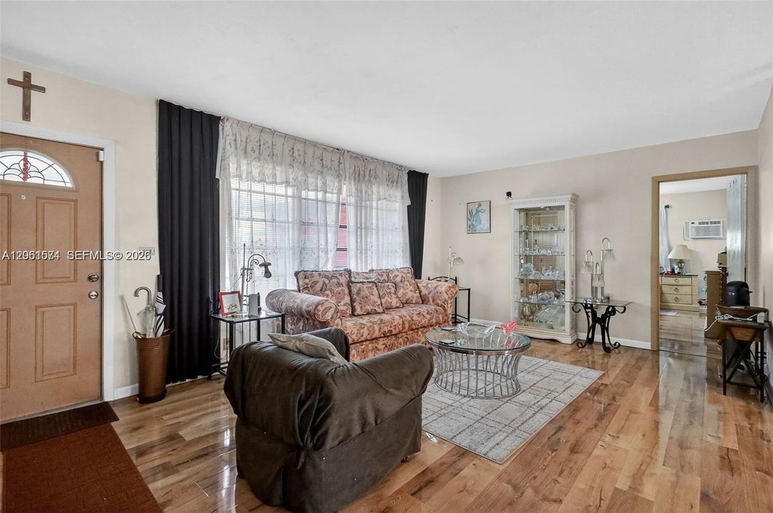 En Venta: $635,000 (4 camas, 2 baños, 2693 Pies cuadrados)
