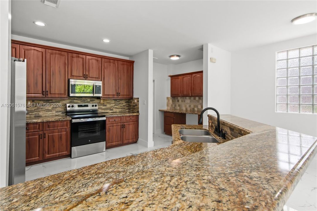 For Rent: $5,200 (4 beds, 2 baths, 2552 Square Feet)