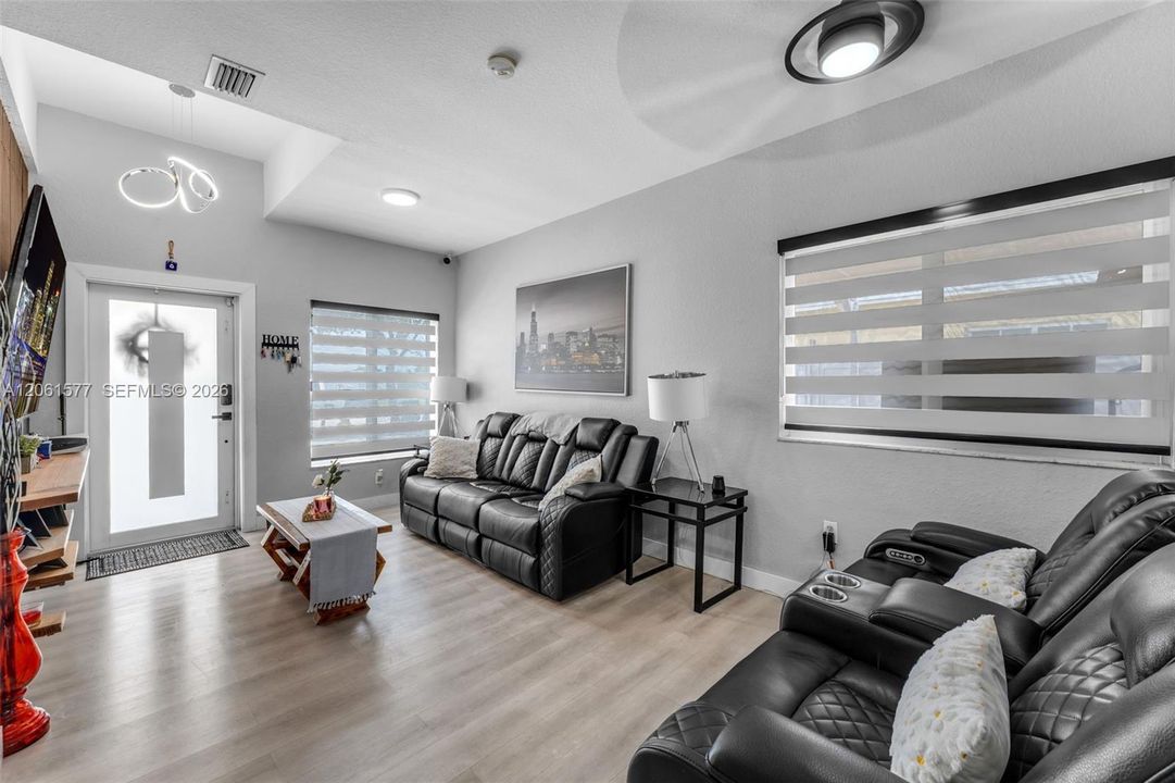 En Venta: $370,000 (3 camas, 2 baños, 1182 Pies cuadrados)