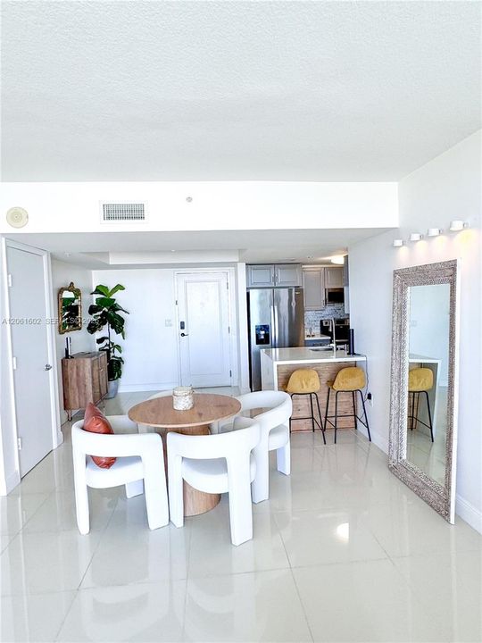 В аренду: $3,300 (2 спален, 2 ванн, 1087 Квадратных фут)