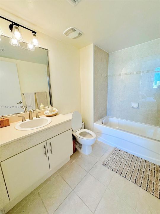 В аренду: $3,300 (2 спален, 2 ванн, 1087 Квадратных фут)