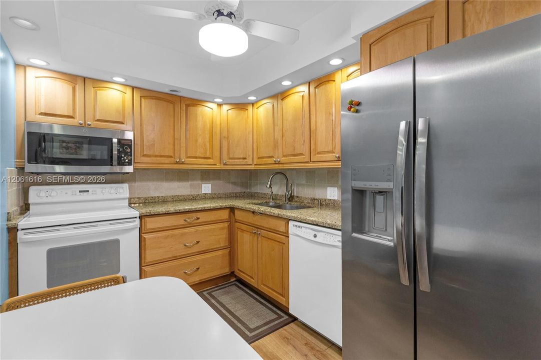 На продажу: $399,900 (2 спален, 2 ванн, 1313 Квадратных фут)