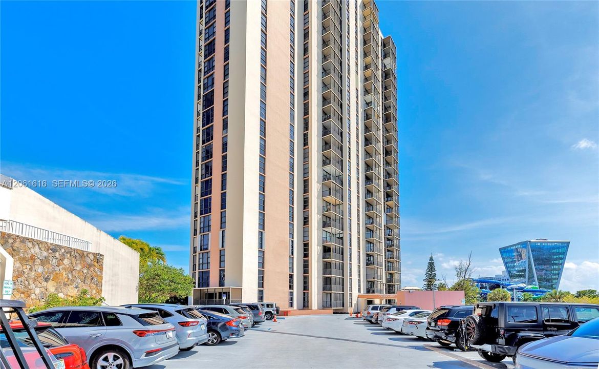 На продажу: $399,900 (2 спален, 2 ванн, 1313 Квадратных фут)