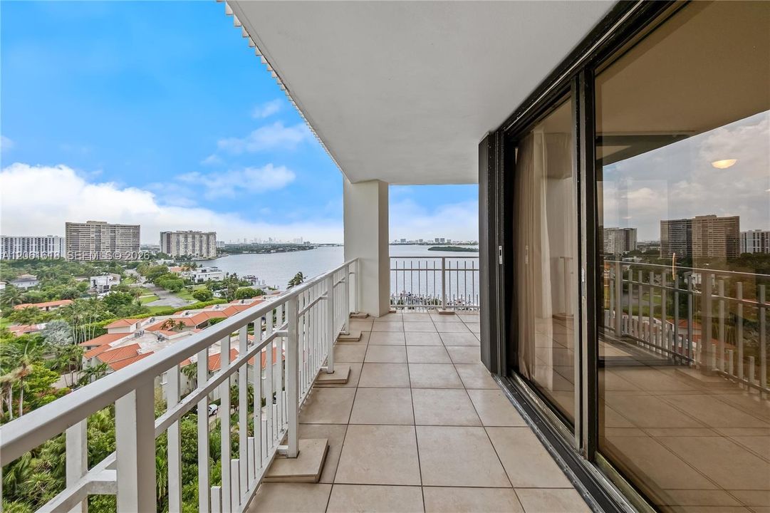 В аренду: $4,200 (2 спален, 2 ванн, 1456 Квадратных фут)