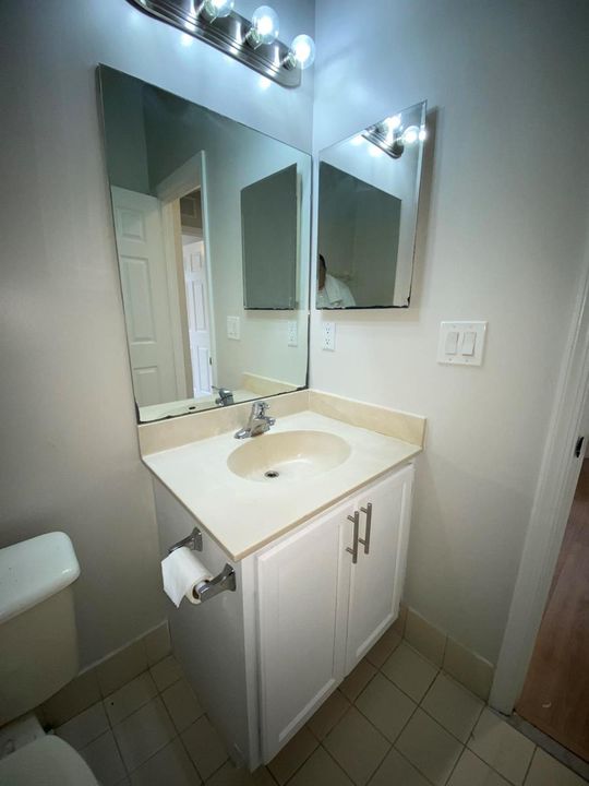 Guest/ 2nd Bathroom