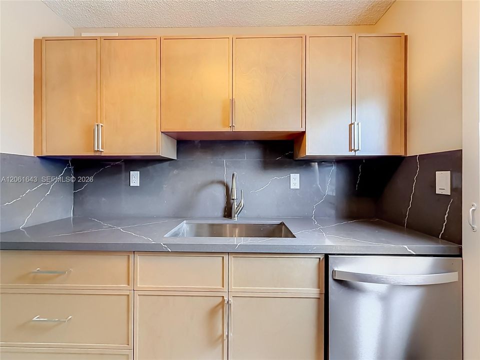 В аренду: $1,950 (2 спален, 1 ванн, 730 Квадратных фут)