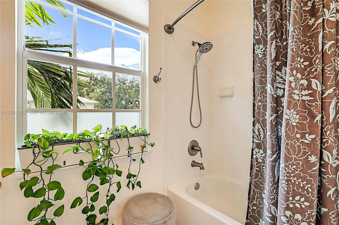 В аренду: $2,800 (4 спален, 2 ванн, 2116 Квадратных фут)