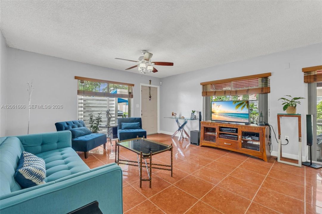 En Venta: $450,000 (3 camas, 2 baños, 1592 Pies cuadrados)