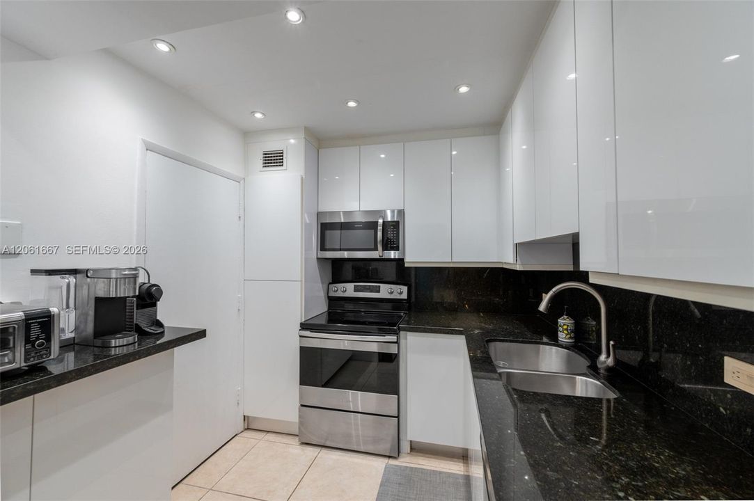 В аренду: $4,200 (2 спален, 2 ванн, 1241 Квадратных фут)