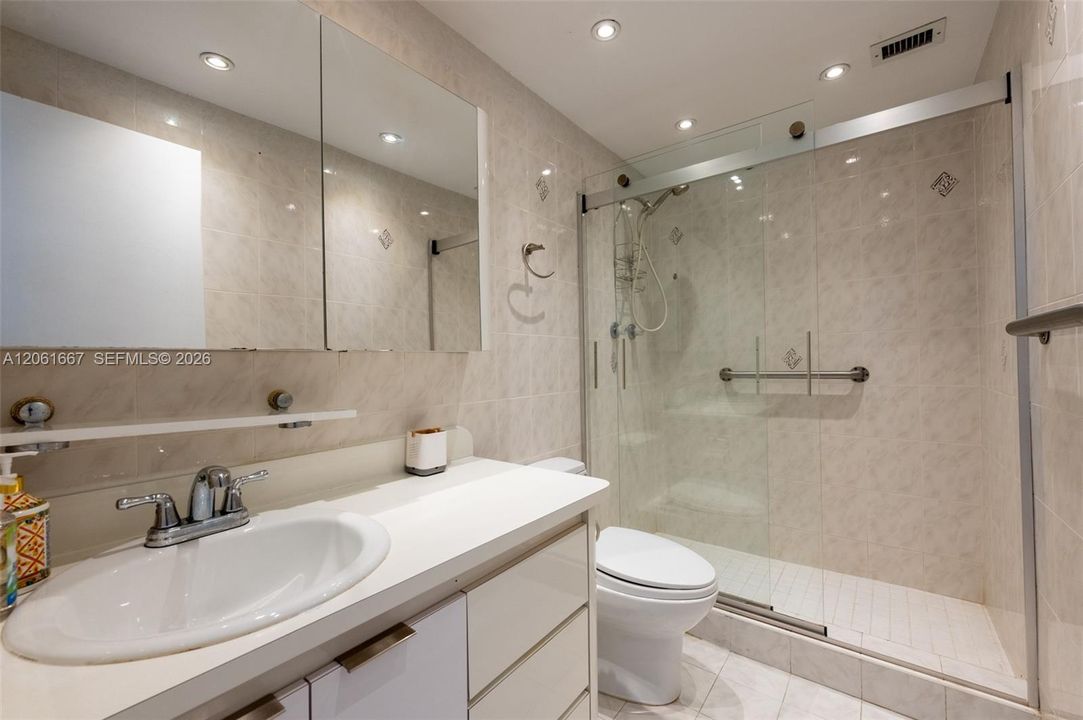 В аренду: $4,200 (2 спален, 2 ванн, 1241 Квадратных фут)