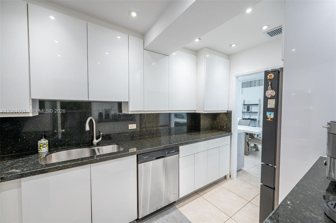 В аренду: $4,200 (2 спален, 2 ванн, 1241 Квадратных фут)