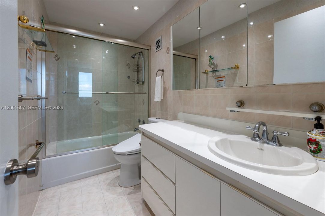 В аренду: $4,200 (2 спален, 2 ванн, 1241 Квадратных фут)