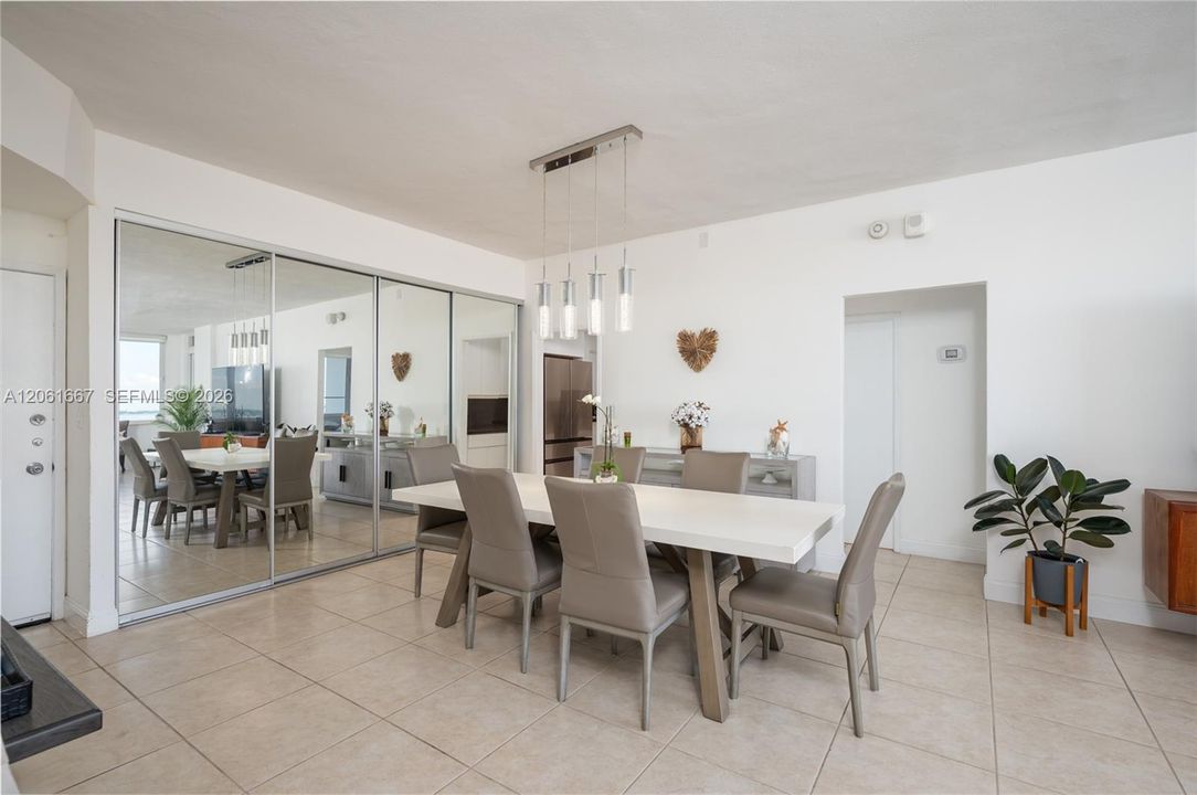 В аренду: $4,200 (2 спален, 2 ванн, 1241 Квадратных фут)