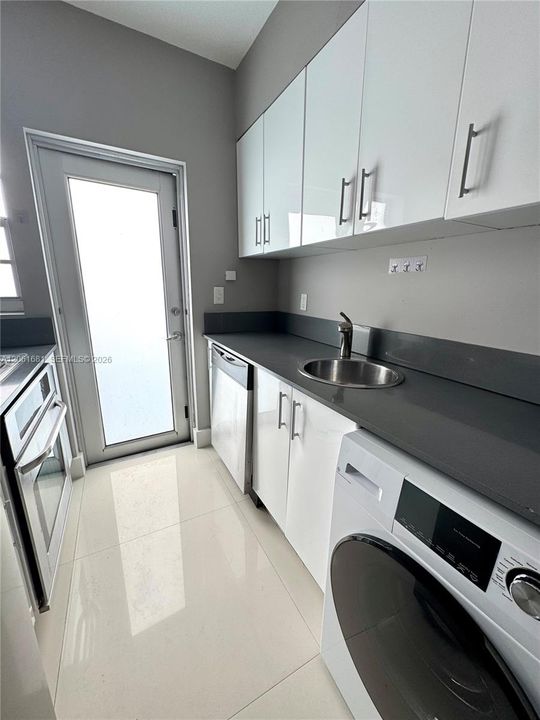 В аренду: $1,950 (0 спален, 1 ванн, 495 Квадратных фут)