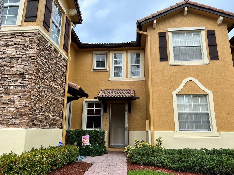 For Rent: $2,500 (3 beds, 3 baths, 1459 Square Feet)