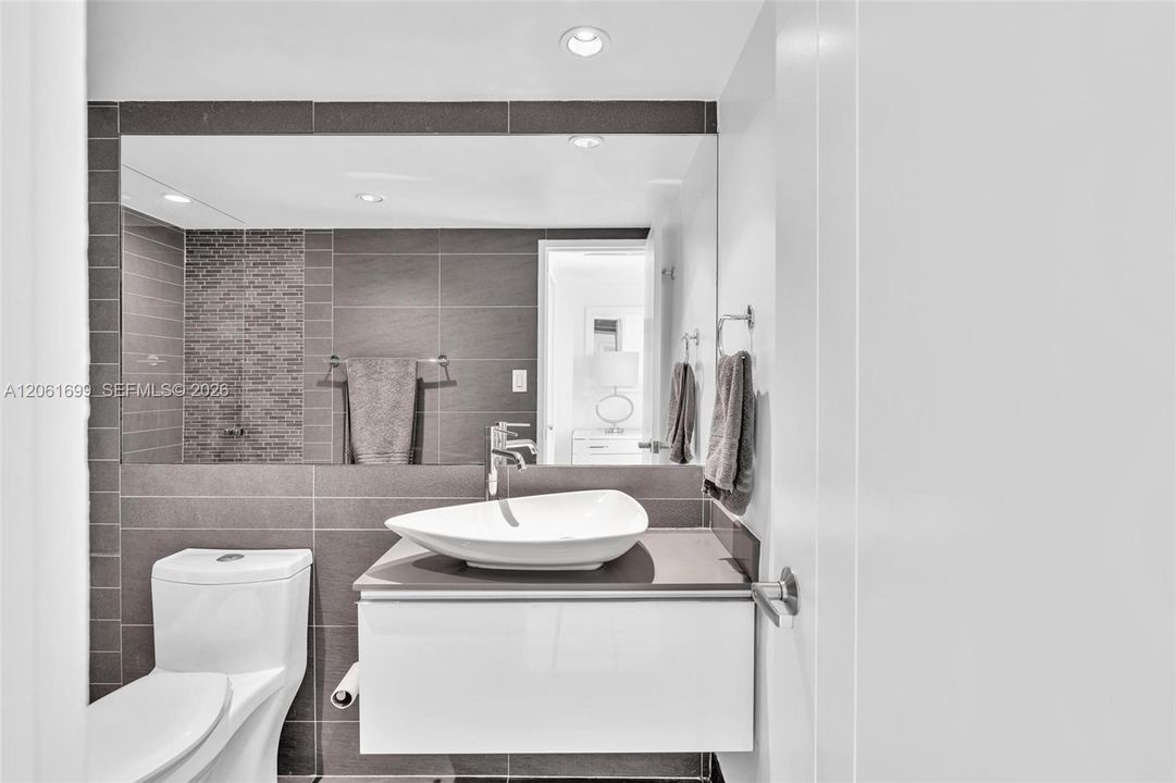 В аренду: $4,800 (2 спален, 2 ванн, 1030 Квадратных фут)