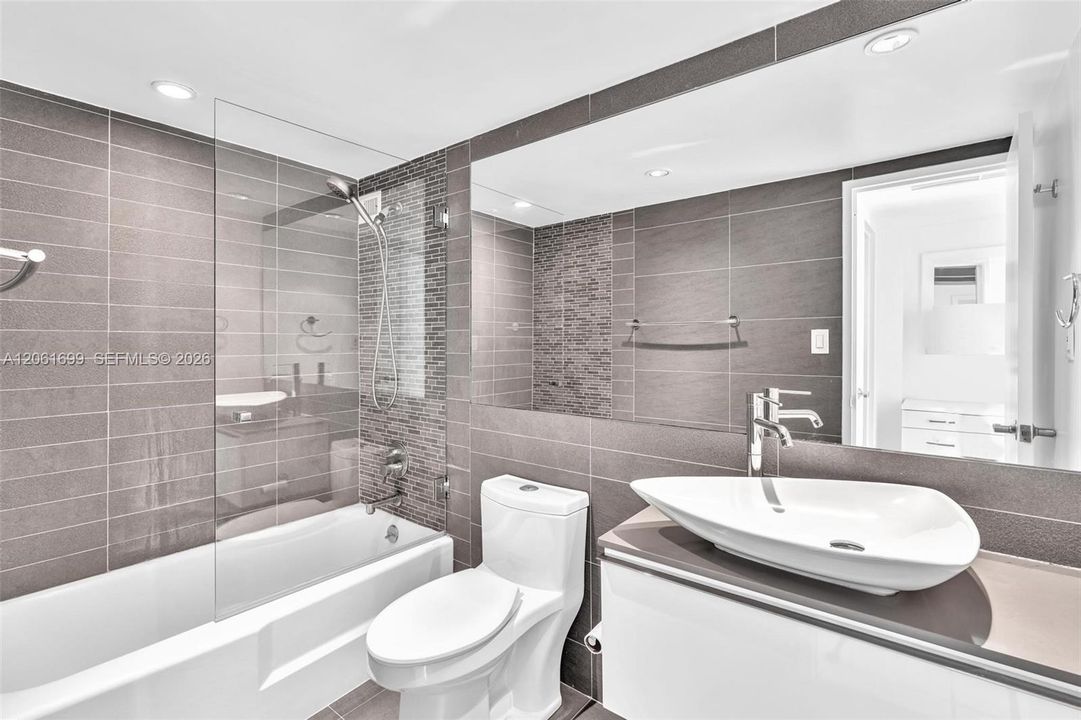 В аренду: $4,800 (2 спален, 2 ванн, 1030 Квадратных фут)