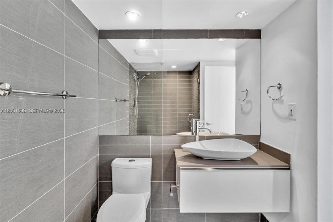 В аренду: $4,800 (2 спален, 2 ванн, 1030 Квадратных фут)
