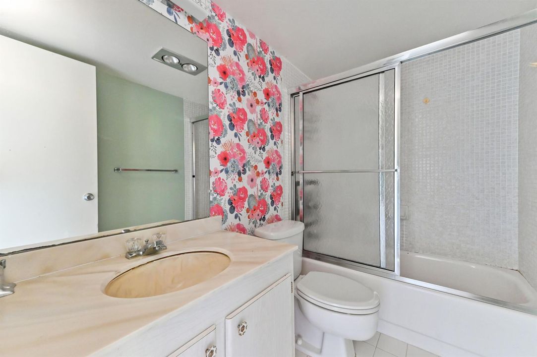 27 Bathroom 01